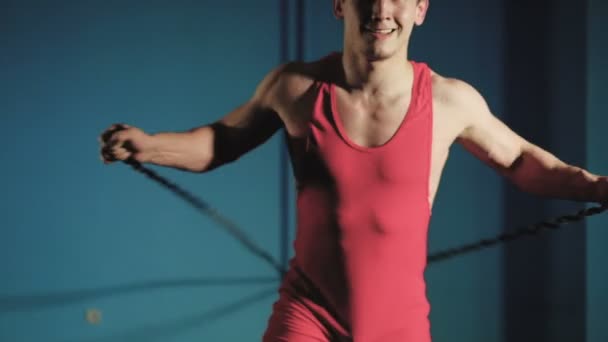 Slag bij touwen oefening in de gym langzame mo — Stockvideo