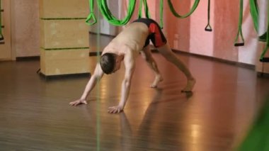 Meditasyon ve yoga Studio 4 k genç adam