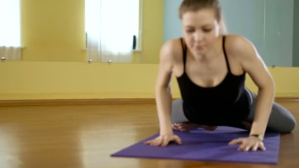 年轻漂亮的女人瑜伽工作室生活中 — 图库视频影像