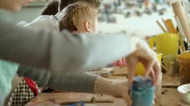 Kil potter eller tekerlek seramik iş atölye öğretmeni ve kız öğrenci 4k