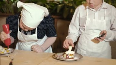 mutlu aile komik çocuklar hamur hazırlıyoruz, fırında kurabiye mutfakta 4 k