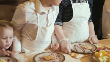 mutlu aile komik çocuklar hamur hazırlıyoruz, fırında kurabiye mutfakta 4 k