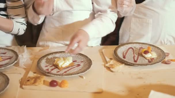 Szczęśliwe rodziny dzieci śmieszne są przygotowania ciasta, piec ciasteczka w kuchni 4k — Wideo stockowe