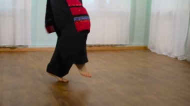 güzel bir kabile erime kadın. kostüm etnik dansçı. veru
