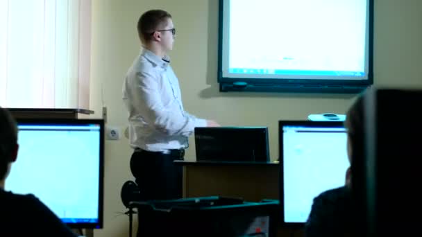 Вчитель з комп'ютером бере математичний клас 4k — стокове відео