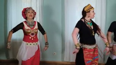 güzel bir kabile erime kadın. kostüm etnik dansçı. veru