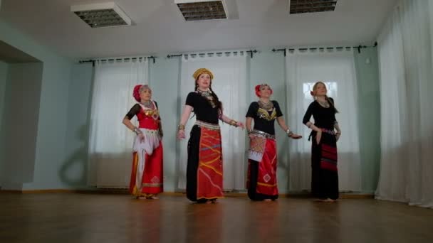 Hermosa mujer de fusión tribal. disfraz de bailarina étnica. Veru. — Vídeos de Stock