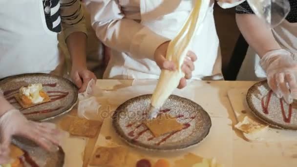 Счастливая семья забавные дети готовят тесто, пекут печенье на кухне 4k — стоковое видео