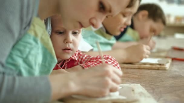 Глиняний гончар рук колесо кераміки майстер-клас вчителя і дівчини учня 4k — стокове відео