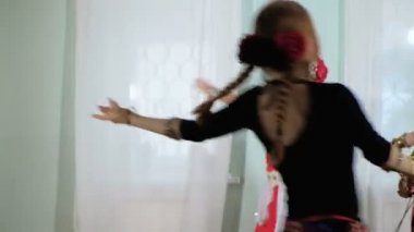 güzel bir kabile erime kadın. kostüm etnik dansçı. veru