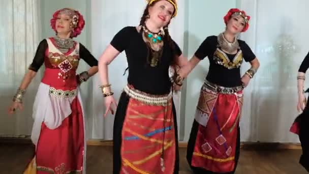 Vacker Tribal Fusion kvinna. kostym av etniska dansare. Veru — Stockvideo