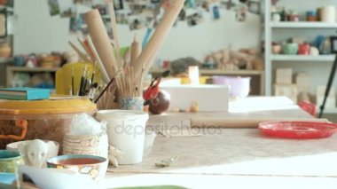 Kil potter eller tekerlek seramik iş atölye öğretmeni ve kız öğrenci 4k
