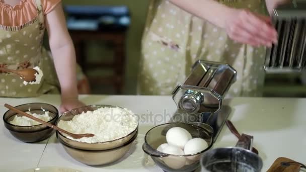 Smiling mother and daughter preparing dough together 4k — Stock Video