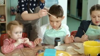 Kil potter eller tekerlek seramik iş atölye öğretmeni ve kız öğrenci 4k