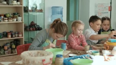 Kil potter eller tekerlek seramik iş atölye öğretmeni ve kız öğrenci 4k