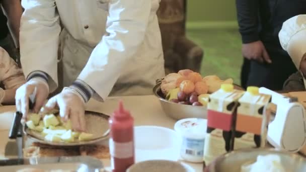 Familia feliz niños divertidos están preparando la masa, hornear galletas en la cocina 4k — Vídeo de stock