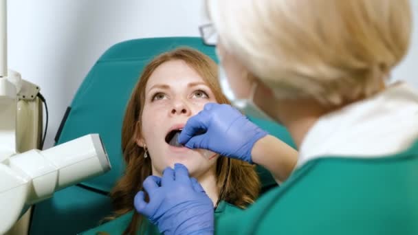 Cyfrowy sprzęt dentystyczny badania diagnostycznego z kobietą pacjenta w odzież ochronną 4k — Wideo stockowe