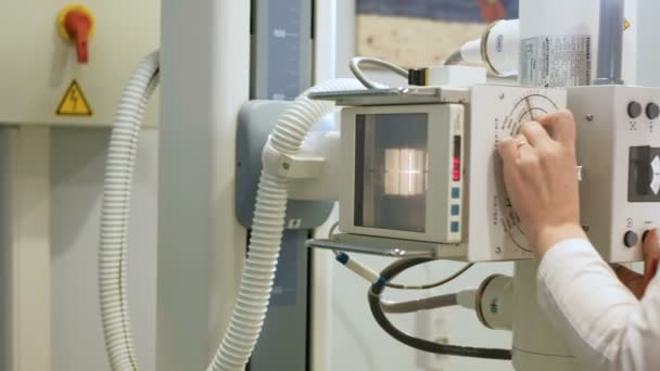 Digitale Systemausrüstung für zahnärztliche Diagnoseuntersuchungen mit Patientin in Schutzkleidung 4k — Stockvideo