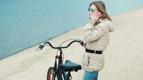 Chica en bicicleta vintage disfrutando en frente al mar 4k — Vídeos de Stock