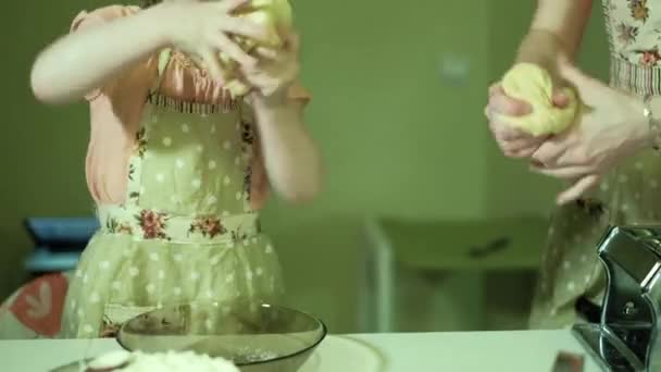 Sonriente madre e hija preparando la masa juntos 4k — Vídeo de stock