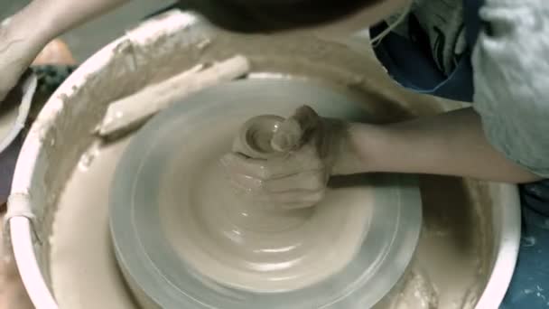 Potier d'argile créant sur la roue de poterie 4k — Video