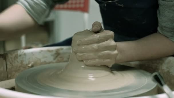 Alfarero de arcilla creando en la rueda de cerámica 4k — Vídeo de stock