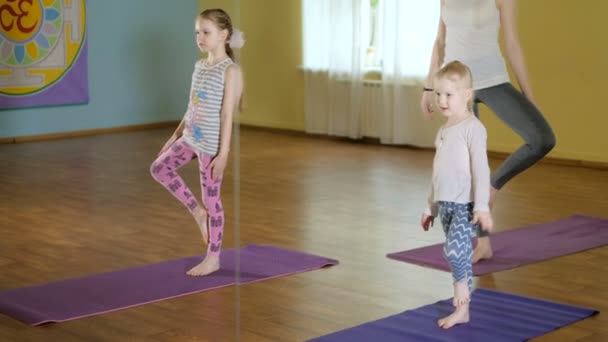Matka a daughtersr dělá jógu společně v fitness studio 4k — Stock video