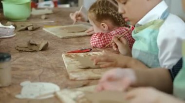 Kil potter eller tekerlek seramik iş atölye öğretmeni ve kız öğrenci 4k