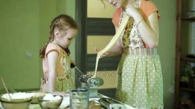 Anne ve kızı birlikte 4 k hamur hazırlama gülümseyen