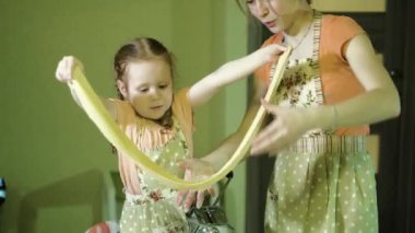 Anne ve kızı birlikte 4 k hamur hazırlama gülümseyen