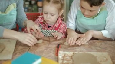 Kil potter eller tekerlek seramik iş atölye öğretmeni ve kız öğrenci 4k