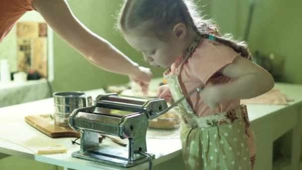 Sorrindo mãe e filha preparando massa juntos 4k — Vídeo de Stock