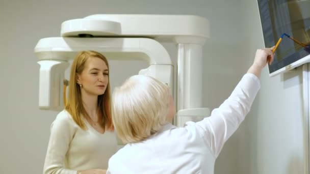 Professionele vrouwelijke arts lezen x-ray film van hersenen en op de telefoon 4k — Stockvideo