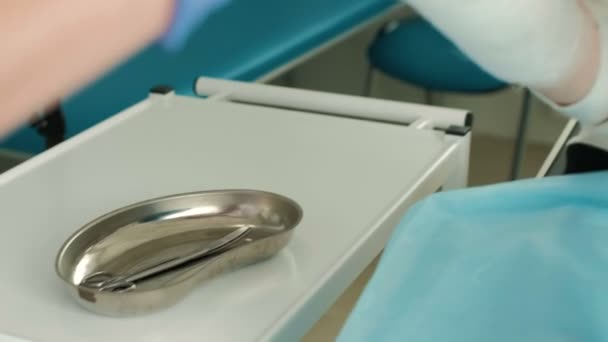 Arzt bandagiert Patient im Krankenhaus. 4k — Stockvideo