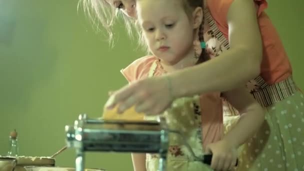 Улыбающиеся мать и дочь готовят тесто вместе 4k — стоковое видео