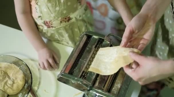 Усміхнена мати і дочка готують тісто разом 4k — стокове відео