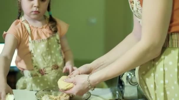 Anne ve kızı birlikte 4 k hamur hazırlama gülümseyen — Stok video