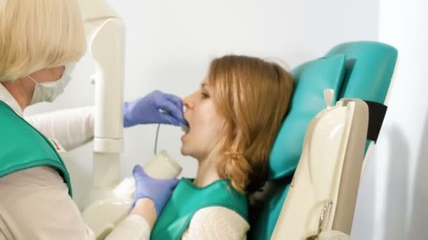 防護服で 4 k で患者の女性と歯科の診断検査のためのデジタル装置 — ストック動画