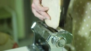 Anne ve kızı birlikte 4 k hamur hazırlama gülümseyen