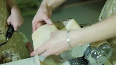 Anne ve kızı birlikte 4 k hamur hazırlama gülümseyen