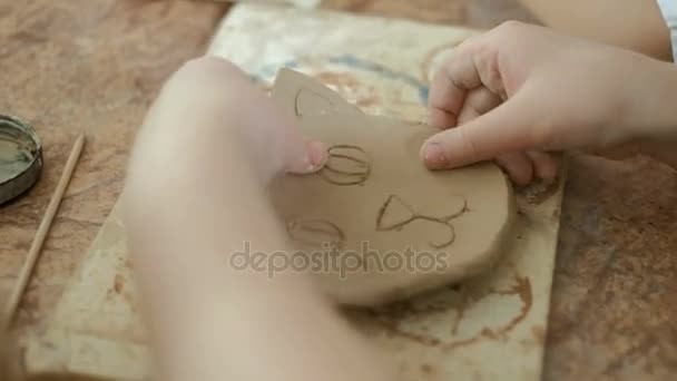 Klei potter handen wiel aardewerk werk workshop leraar en meisje leerling 4k — Stockvideo