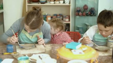 Kil potter eller tekerlek seramik iş atölye öğretmeni ve kız öğrenci 4k