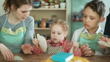 Kil potter eller tekerlek seramik iş atölye öğretmeni ve kız öğrenci 4k