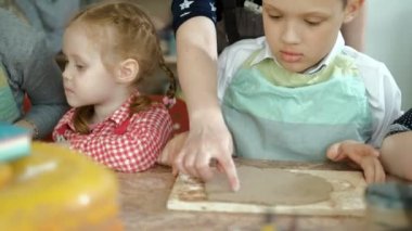 Kil potter eller tekerlek seramik iş atölye öğretmeni ve kız öğrenci 4k