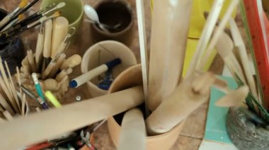 Kil potter eller tekerlek seramik iş atölye öğretmeni ve kız öğrenci 4k