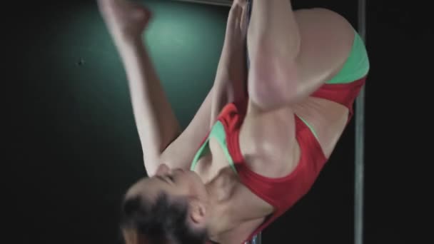 Молодая стройная сексуальная танцовщица с шестом — стоковое видео