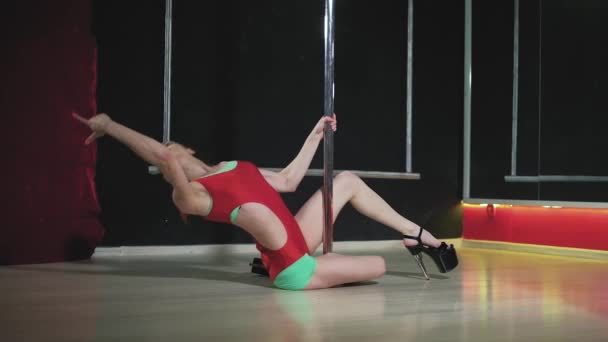 Jonge slanke sexy paal dans vrouw fhd — Stockvideo