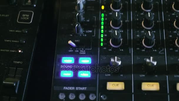 Mixing konsol juga disebut mixer audio, papan suara, mixing deck atau mixer adalah perangkat elektronik 4k — Stok Video