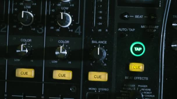 Mixerbord som också kallas audio mixer, är ljudkort, mixning däck eller mixer en elektronisk anordning 4k — Stockvideo