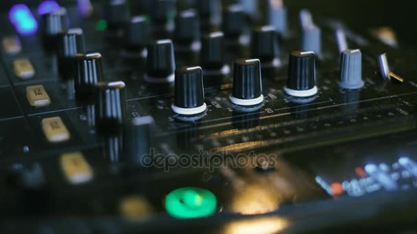 O console de mistura também chamado de mixer de áudio, placa de som, deck de mistura ou mixer é um dispositivo eletrônico 4k — Vídeo de Stock